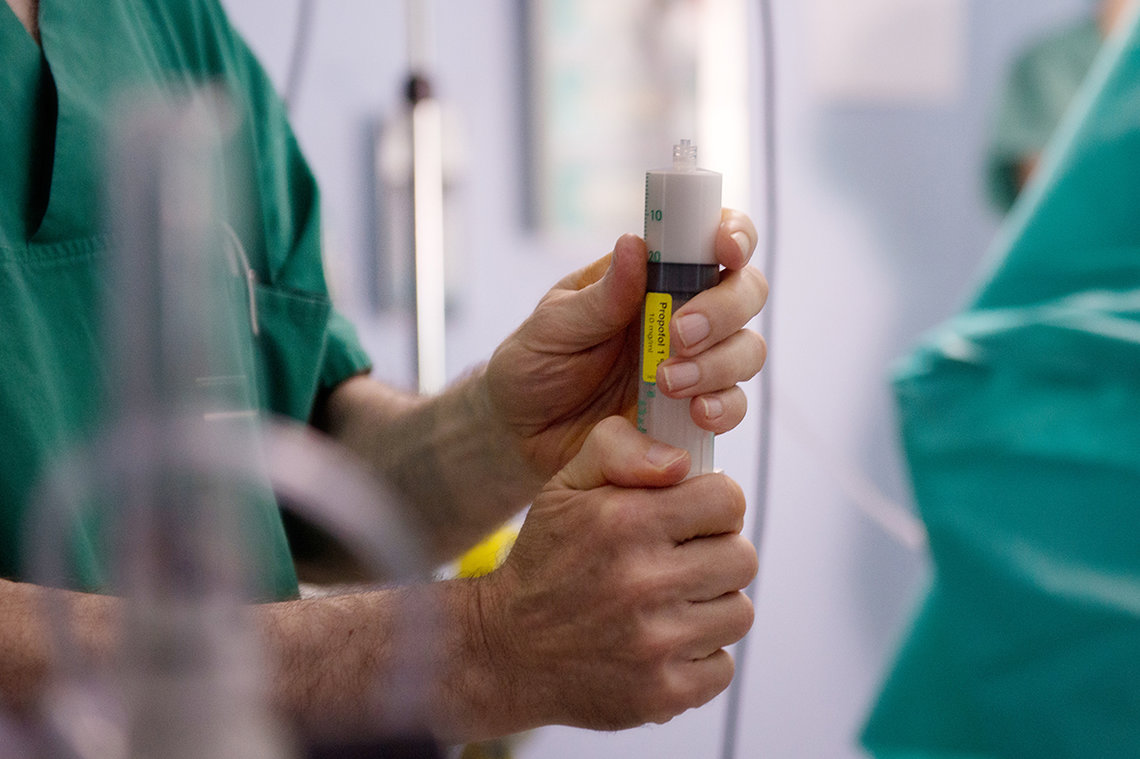 Anästhesie, Arzt hält ein Gerät