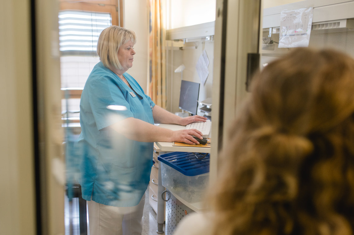 Arzthelferin testet die Lungenfunkton einer Patientin, Bereich Pneumologie