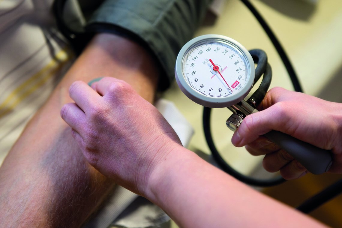 Blutdruck wird gemessen