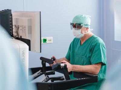 Arzt arbeitet an einem Robotik Gerät