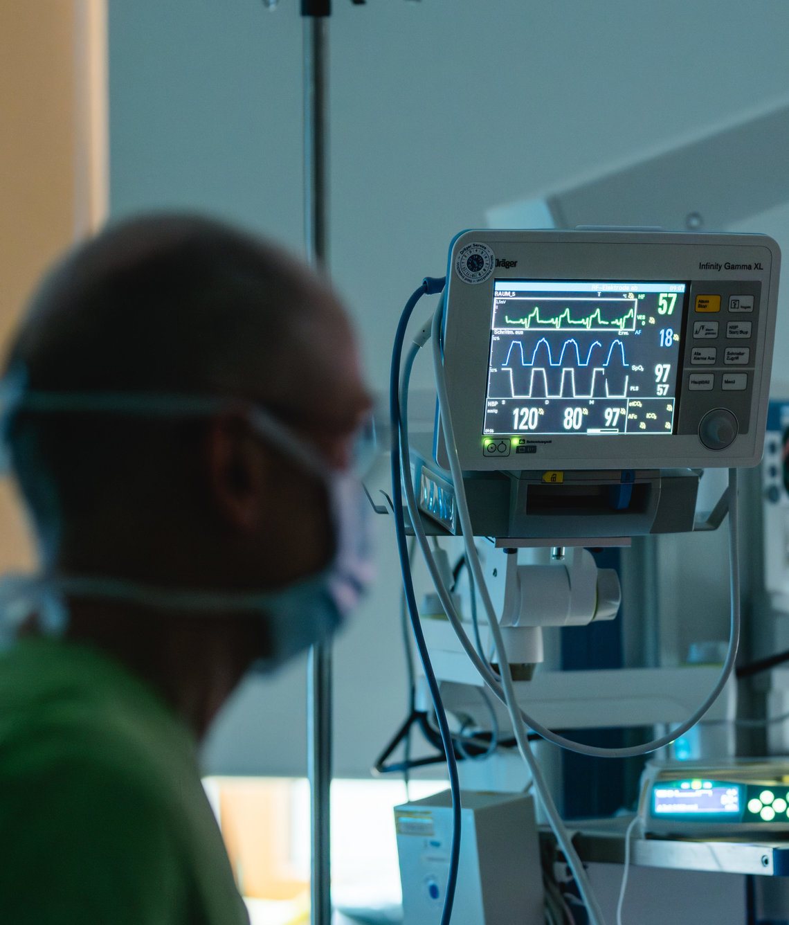 Arzt schaut auf Monitor