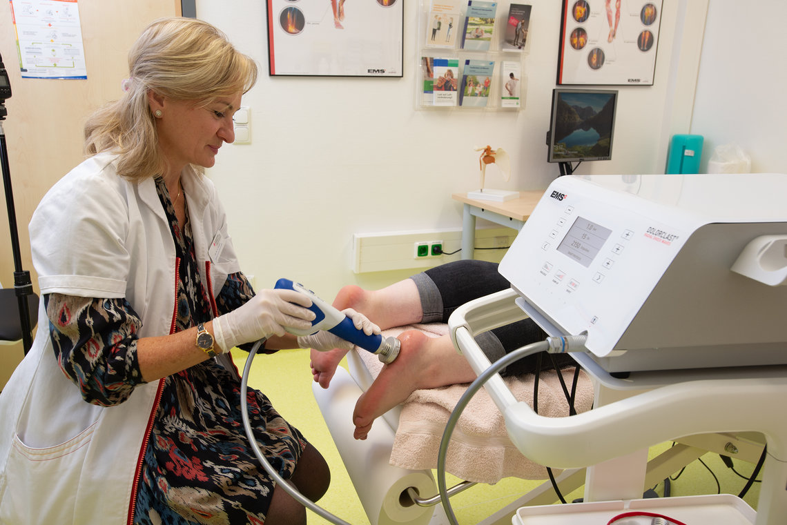 Chefärtzin führt einen Fuß Scan durch, Bereich Rheumatologie