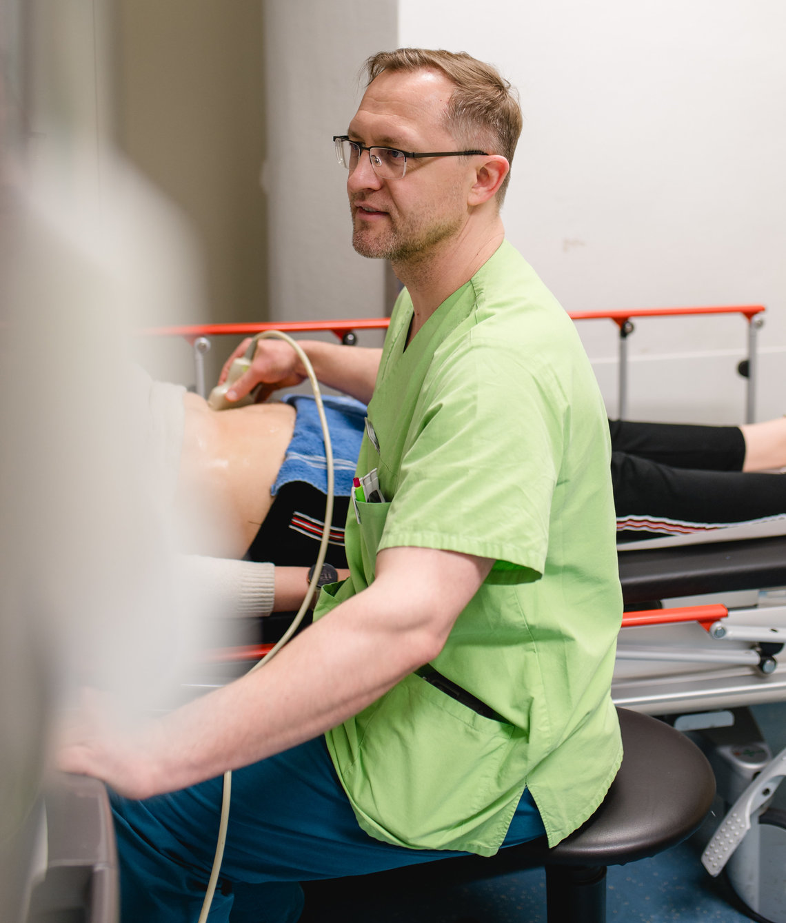 Gastroenterologe untersucht einen Patienten